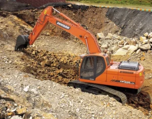 Máy xúc đào khai thác mỏ đá của Máy Xúc Hạ Long tại Quảng Ninh