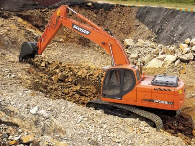 Máy xúc đào khai thác mỏ đá của Máy Xúc Hạ Long tại Quảng Ninh