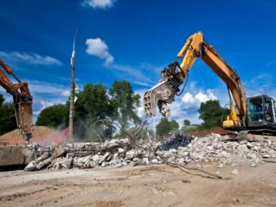 máy xúc hạ long phá dỡ công trình tại Quảng Ninh